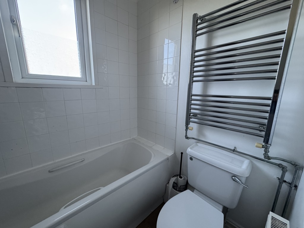 Lot: 37 - MID-TERRACE PROPERTY COMPRISING THREE-BEDROOM MAISONETTE AND GARDEN FLAT FOR IMPROVEMENT AND REPAIR - 52 Meadfoot Lane bathroom